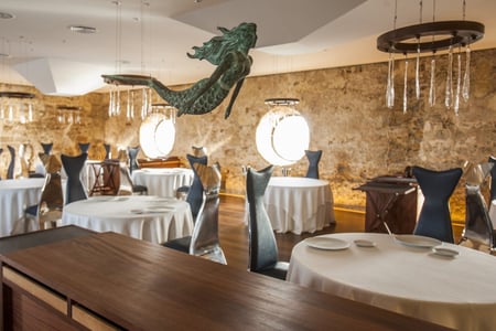 vista-del-comedor-del-aponiente-en-el-molino-de-mareas-que-ocupa